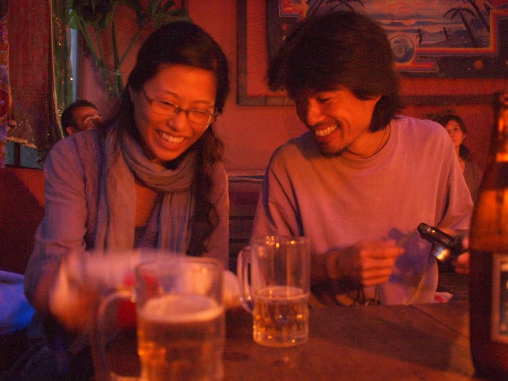 ポカラでお会いした世界旅行3年目の大先輩、カモ夫婦。意気投合しポカラに引き続き2回目の会合。またしこたま飲んだ。