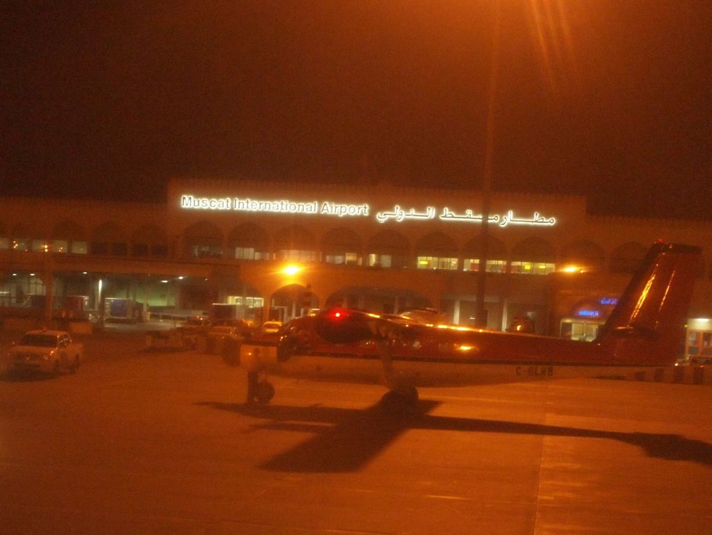 21:00　マスカット（オマーン）空港到着。アラビア文字にちょっとドキドキした。