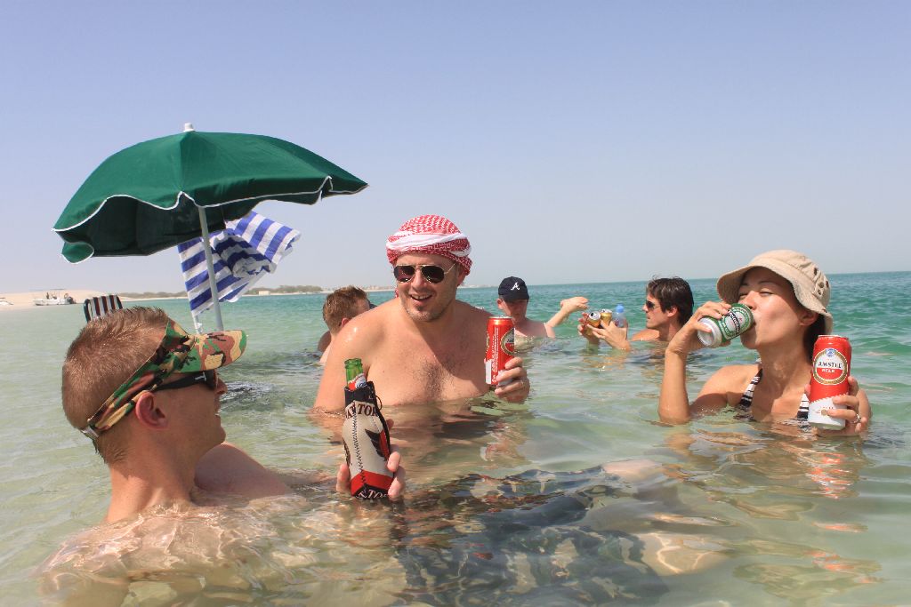 めっさウェスタンなビーチパーティ。てかデイルまじ似合う。
