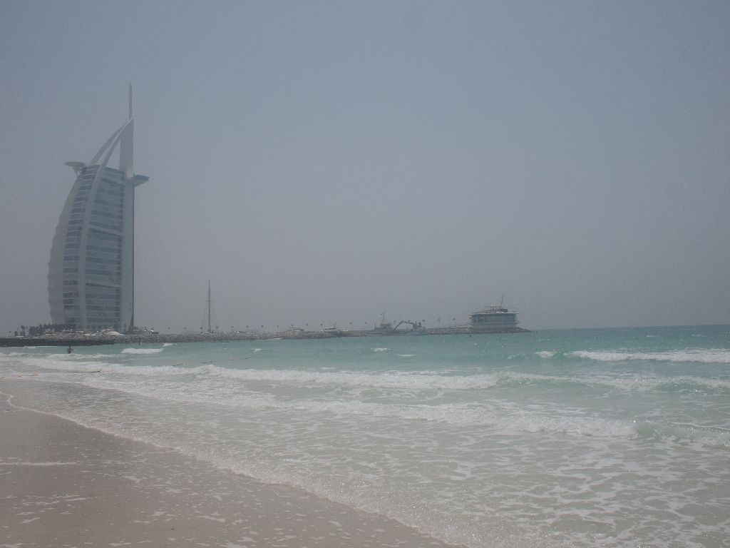 左に見えるはBurj Al Arab