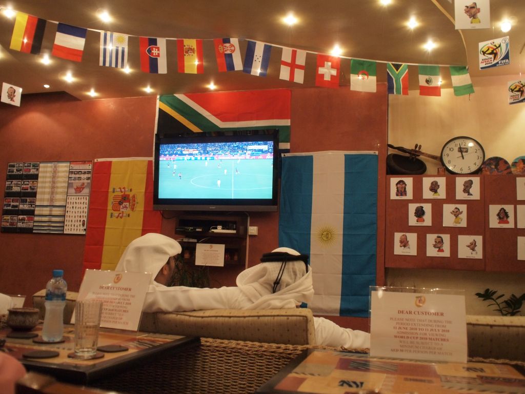 近くのコーヒー屋でカメルーンvsデンマーク。火と少なく盛り上がりゼロ、いいゲームだったのに。